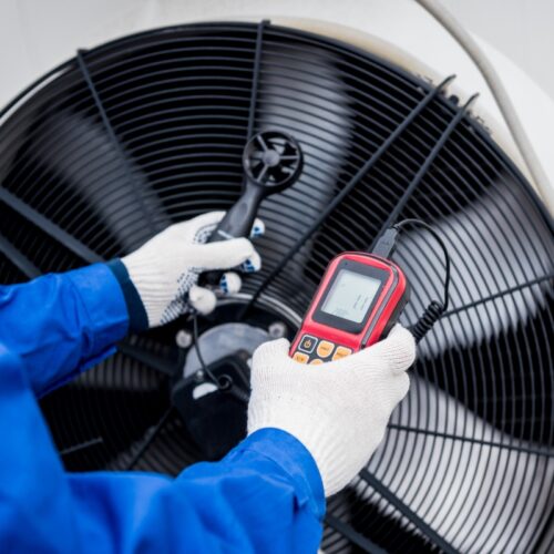 Testing with an anemometer of an axial fan of the condensing unit remlap al